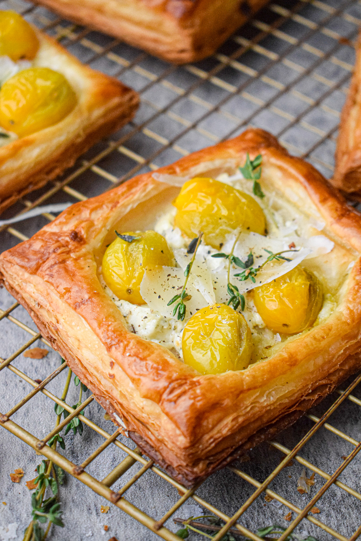 puff pastry tomato tarts with goat cheese 
