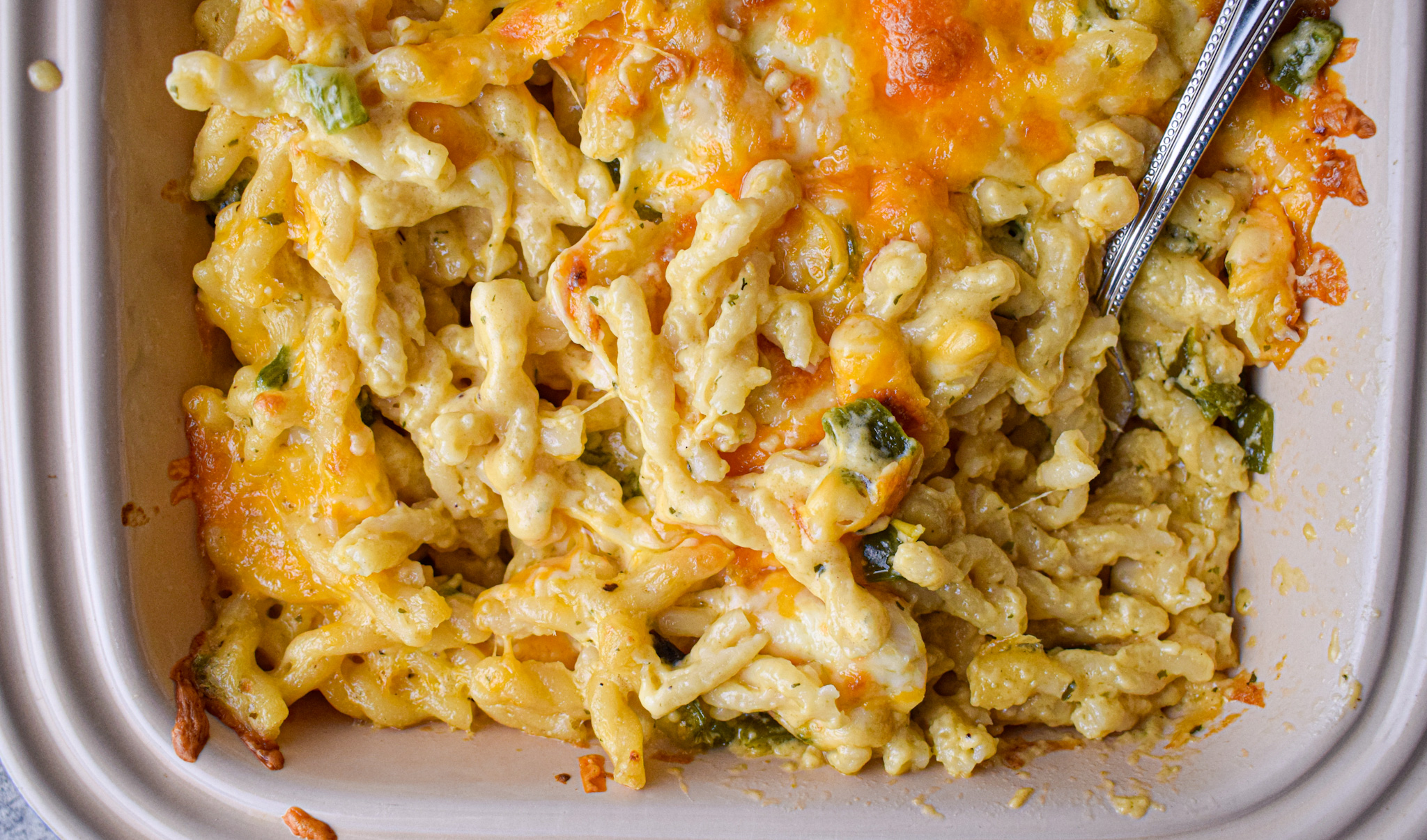 pan of mac and cheese with green chilis 