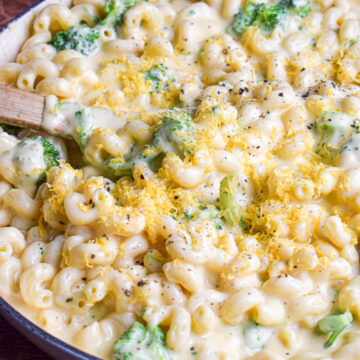 Large pan of the best stovetop creamy macaroni and cheese with cavatappi pasta and broccoli.